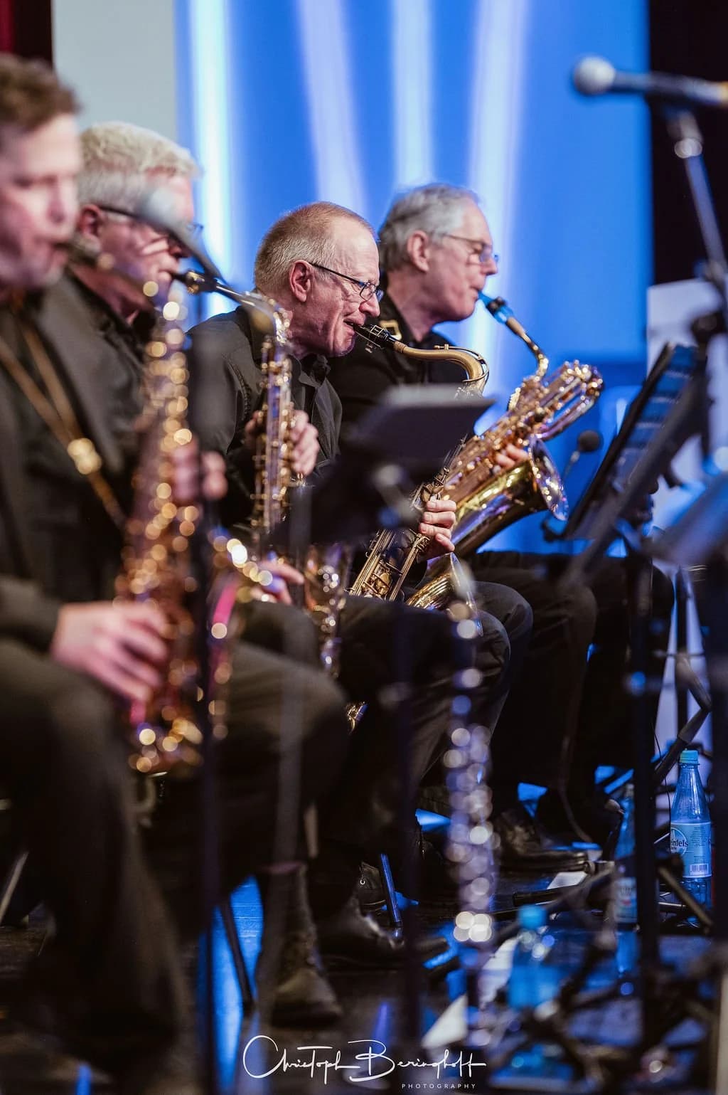 Festliche Tischdekoration im Ballsaal der Stadthalle Mülheim.